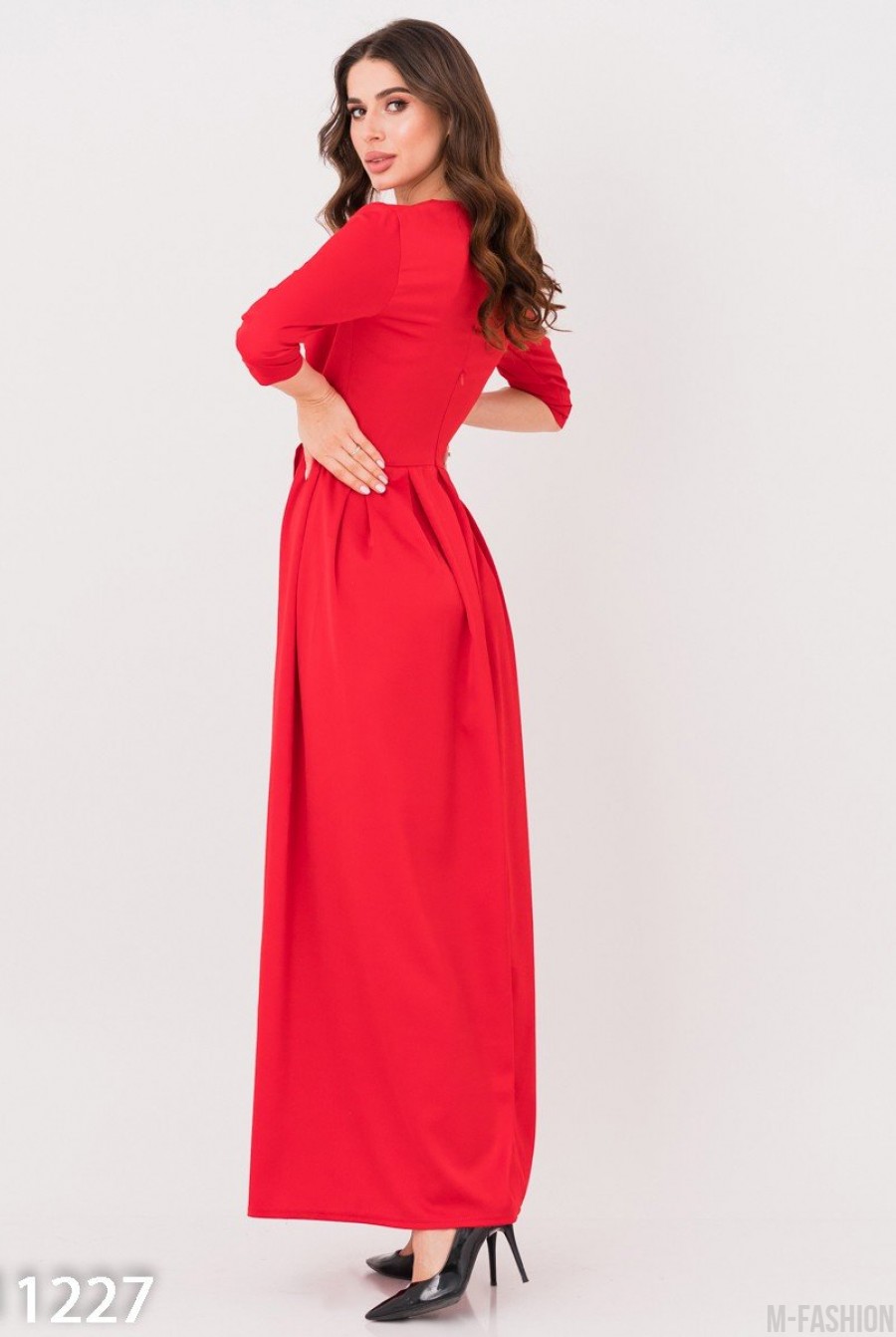 Красное сатиновое длинное платье с декольте на запах- Фото 5