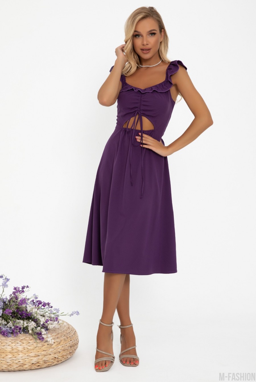 Фиолетовое платье декорированное передним вырезом - Фото 1