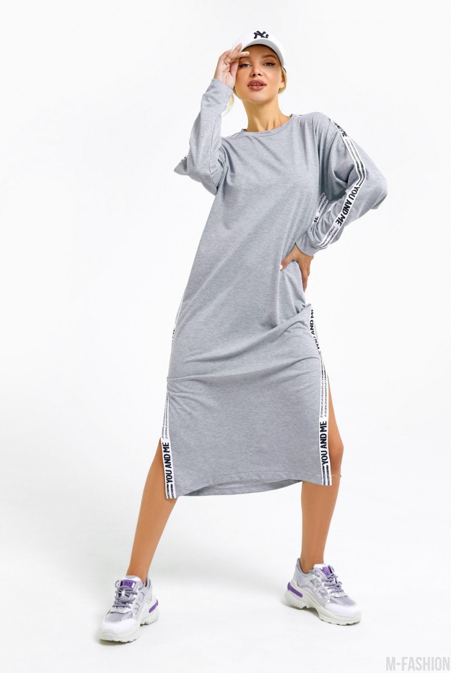 Серое трикотажное платье с боковыми вставками - Фото 1
