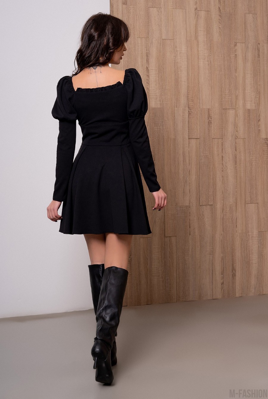 Черное присборенное платье с рюшами- Фото 3