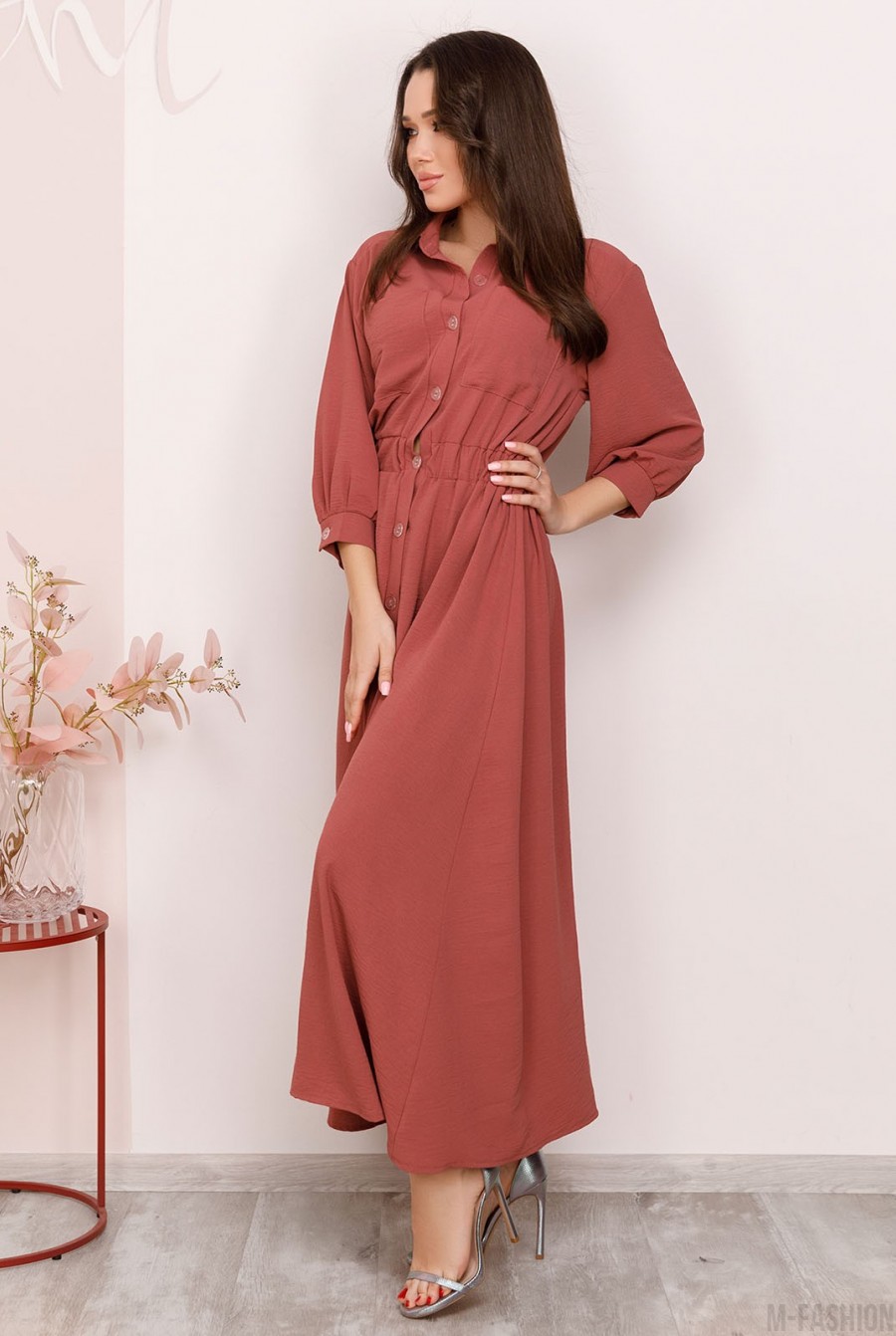 Темно-розовое длинное платье-рубашка на пуговицах- Фото 2