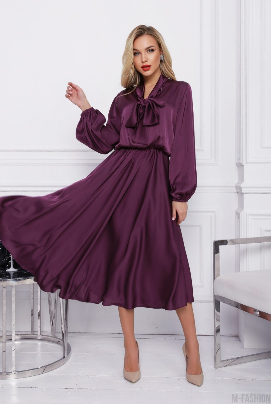 Фиолетовое шелковое платье с воротником-бантом - Фото 1