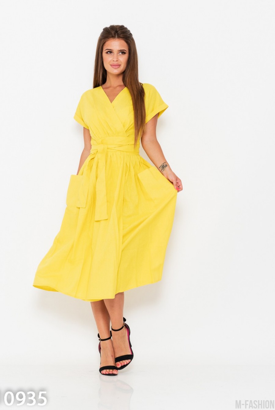 Желтое коттоновое платье на запах с карманами - Фото 1