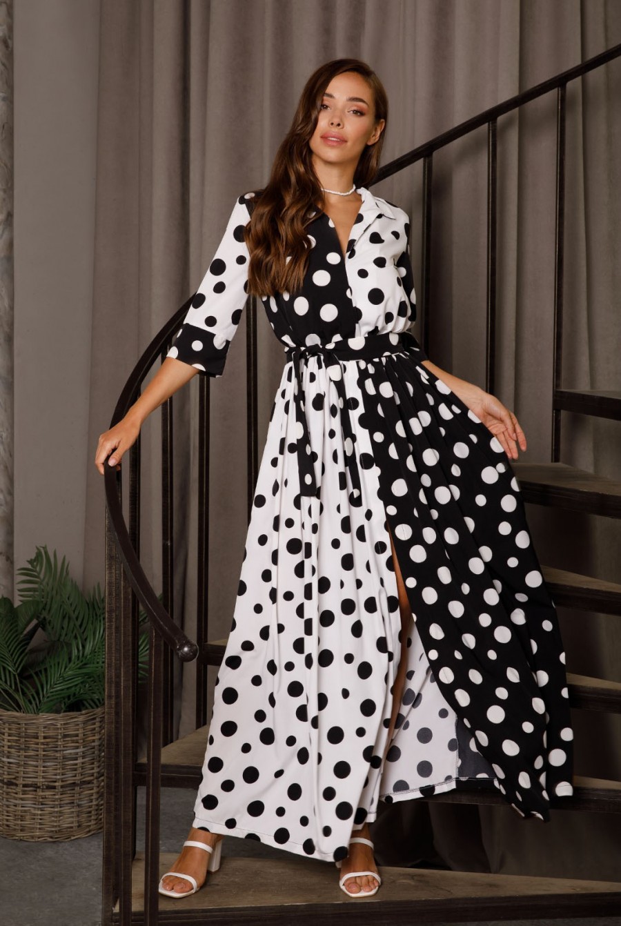 Черно-белое платье-домино в горох - Фото 1