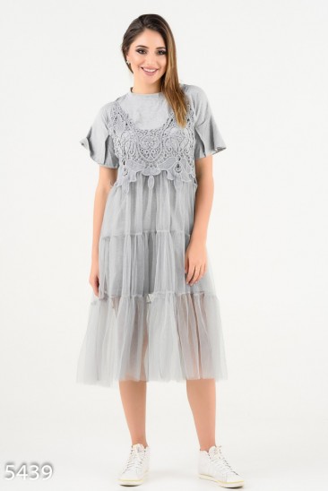 Серое платье-футболка с верхним прозрачным сарафаном с мулине