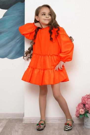 Неоново-оранжевое платье с рюшами и воланами