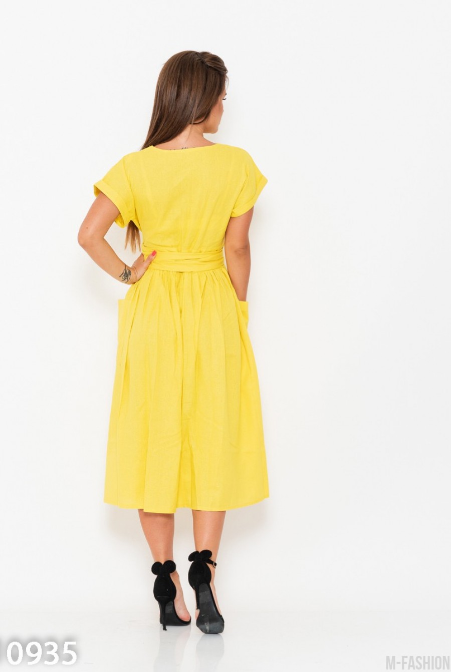 Желтое коттоновое платье на запах с карманами- Фото 3