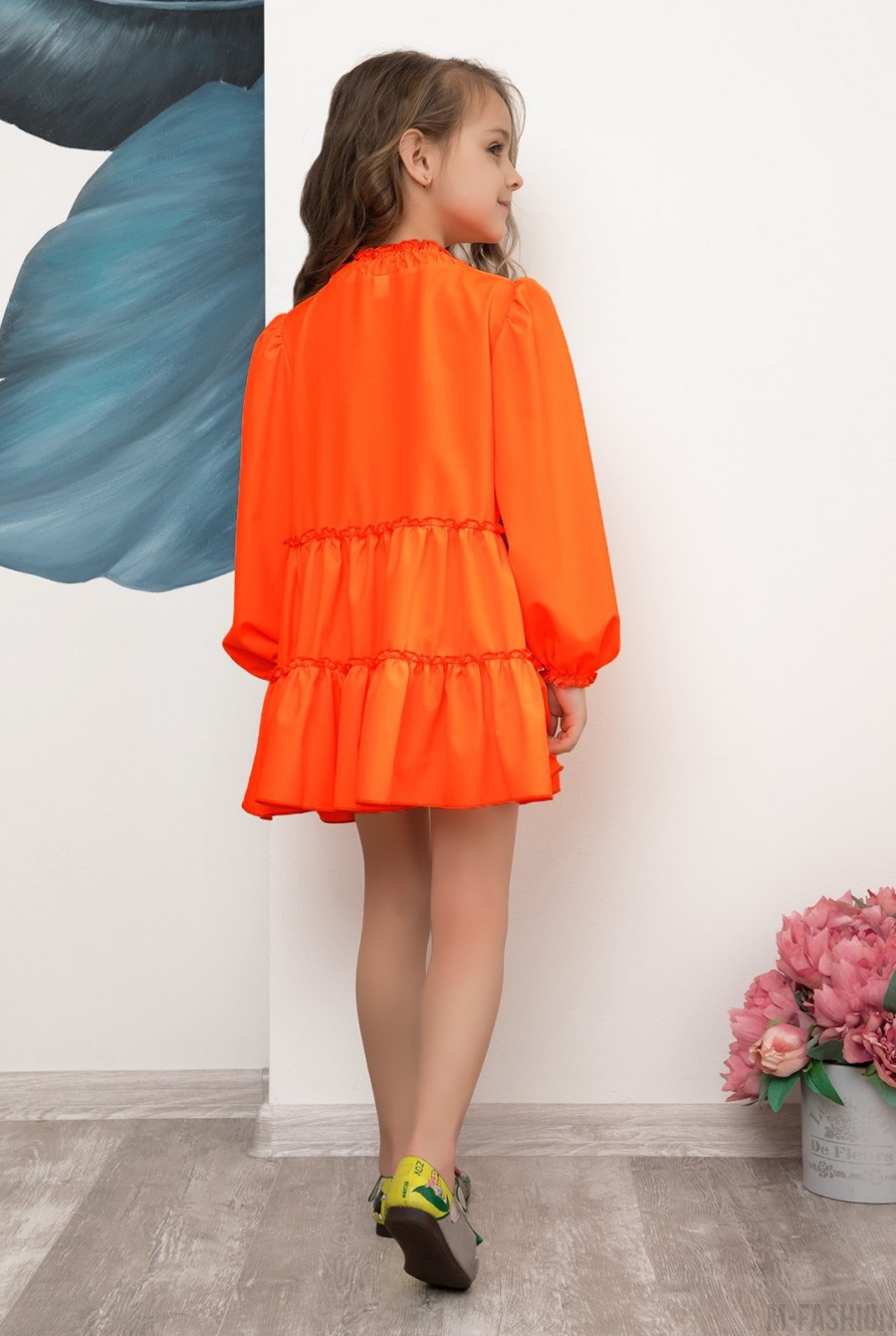 Неоново-оранжевое платье с рюшами и воланами- Фото 3