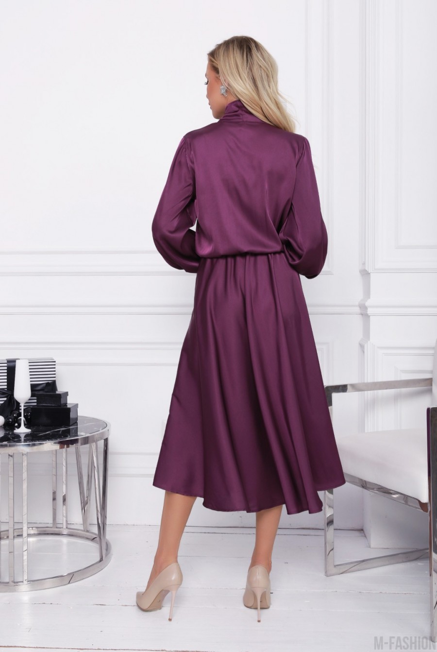 Фиолетовое шелковое платье с воротником-бантом- Фото 3