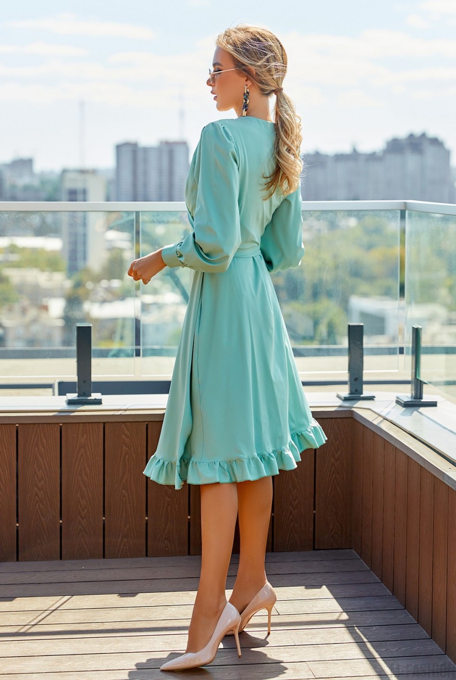 Зеленое классическое платье кроя на запах- Фото 2