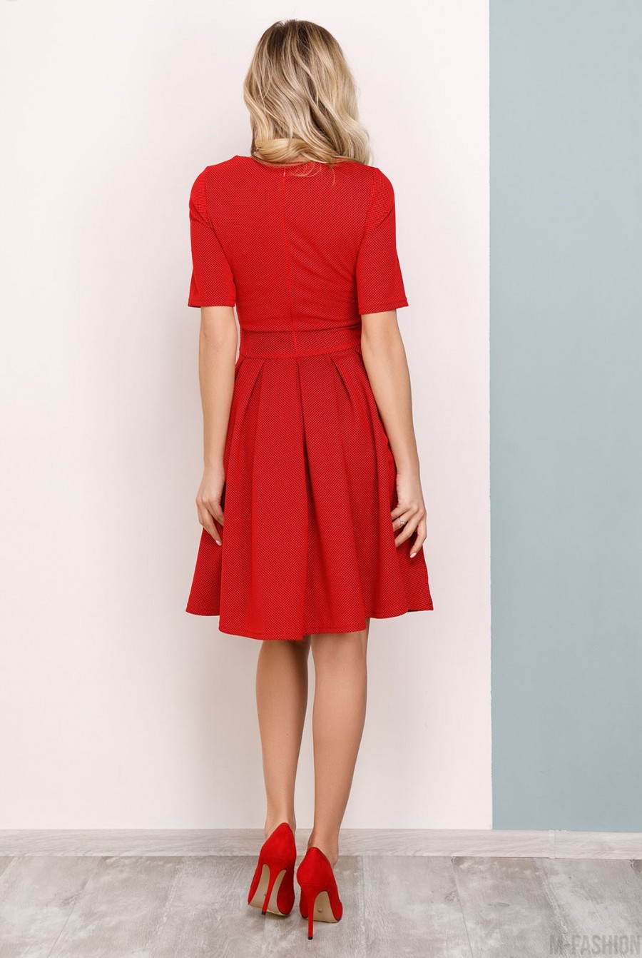 Красное фактурное платье-татьянка с короткими рукавами- Фото 3