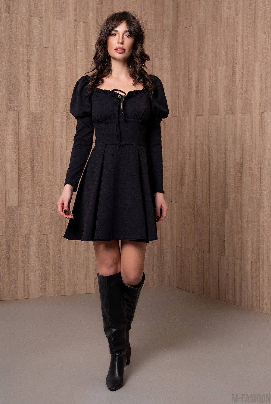 Черное присборенное платье с рюшами - Фото 1