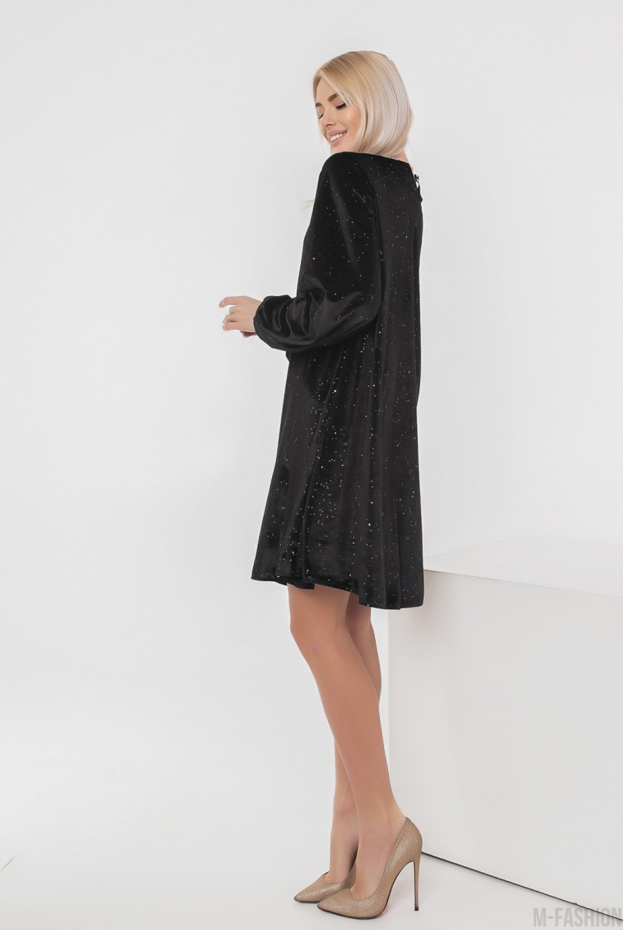 Велюровое черное платье-трапеция с блестками- Фото 3