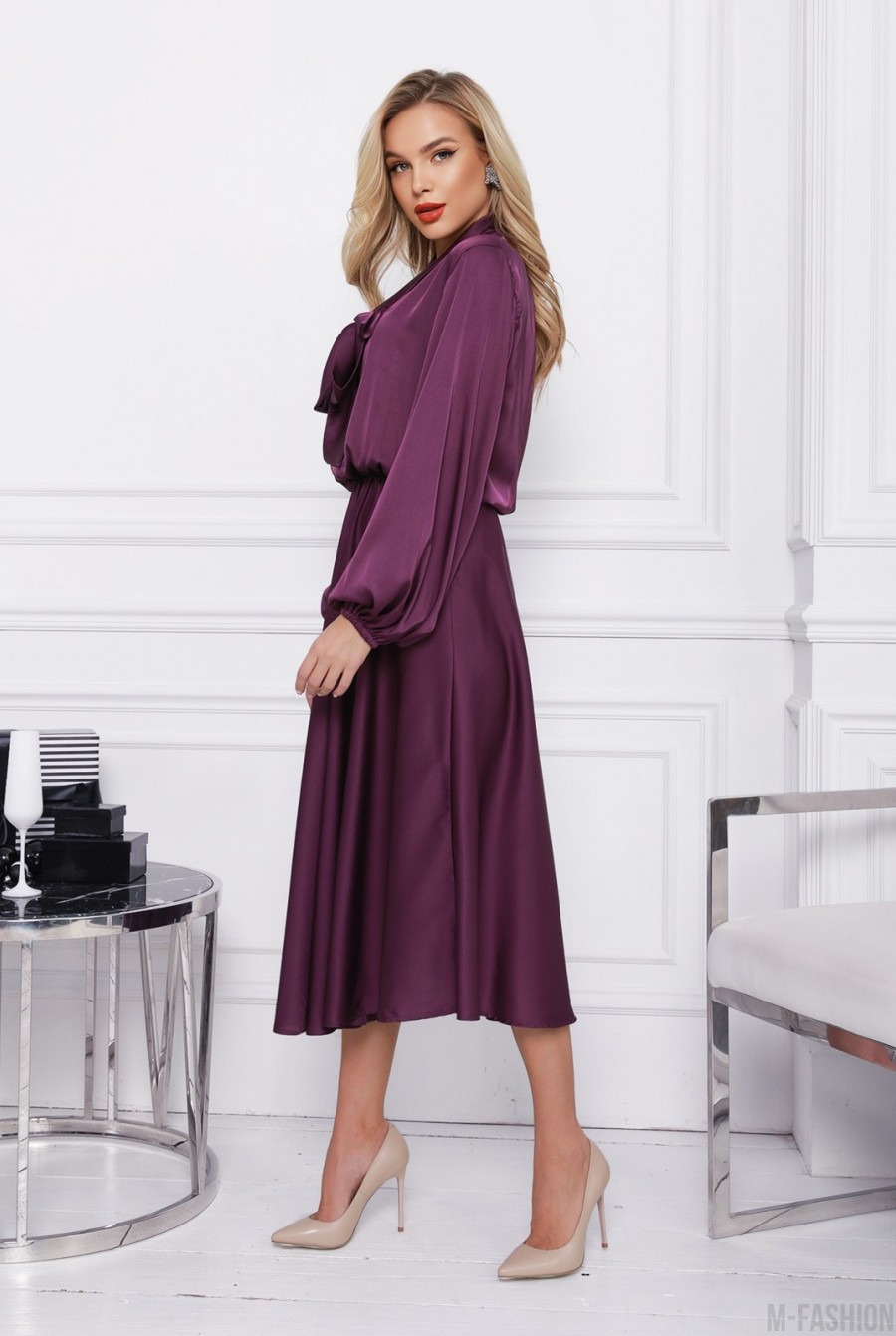 Фиолетовое шелковое платье с воротником-бантом- Фото 2