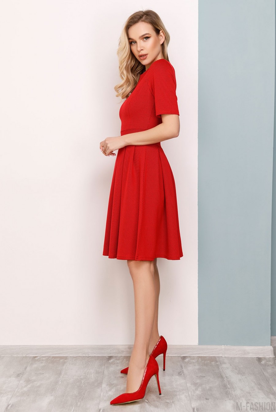 Красное фактурное платье-татьянка с короткими рукавами- Фото 2
