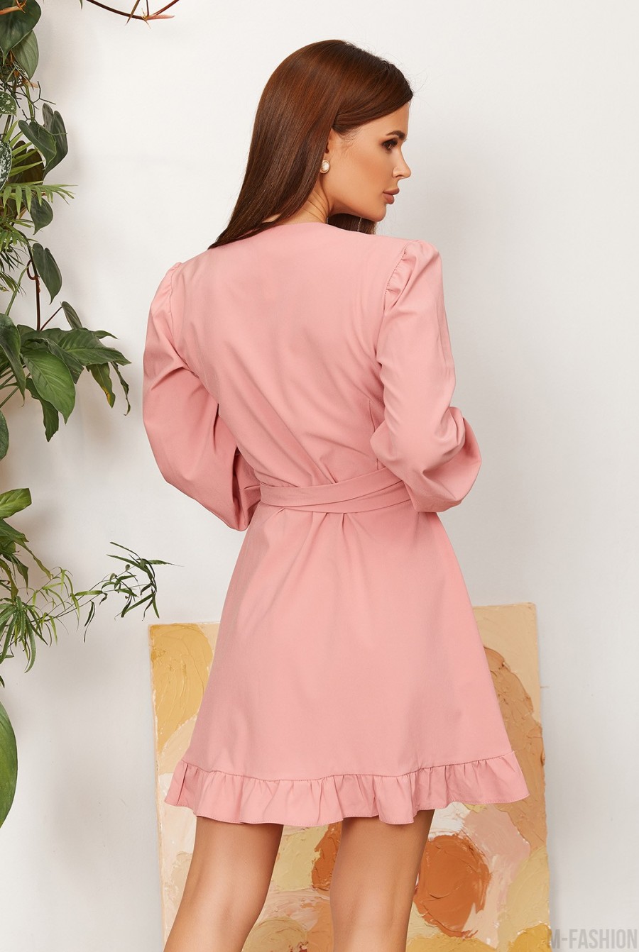 Розовое платье на запах с воланом- Фото 3