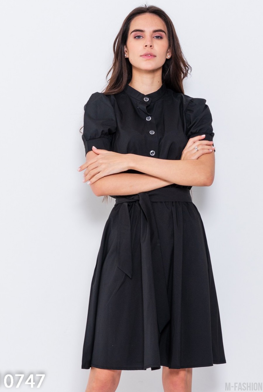 Черное офисное платье с короткими рукавами - Фото 1