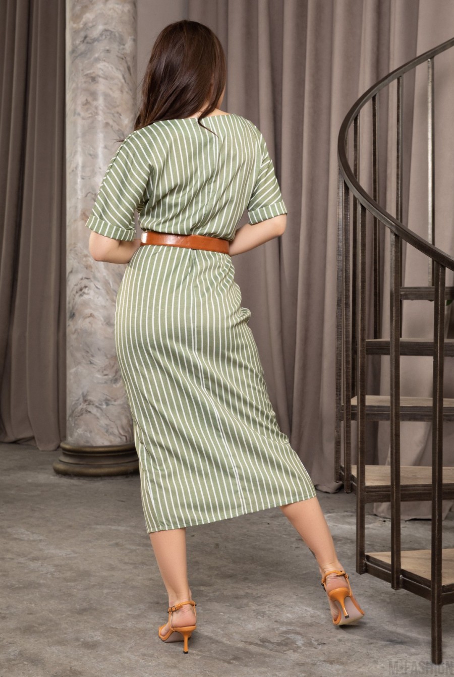 Полосатое платье цвета хаки с разрезом- Фото 3