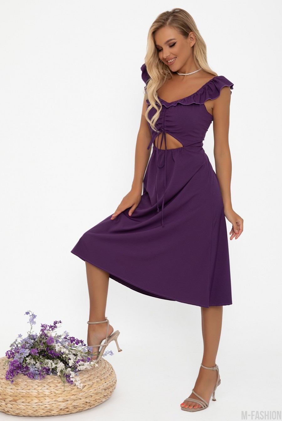Фиолетовое платье декорированное передним вырезом- Фото 2