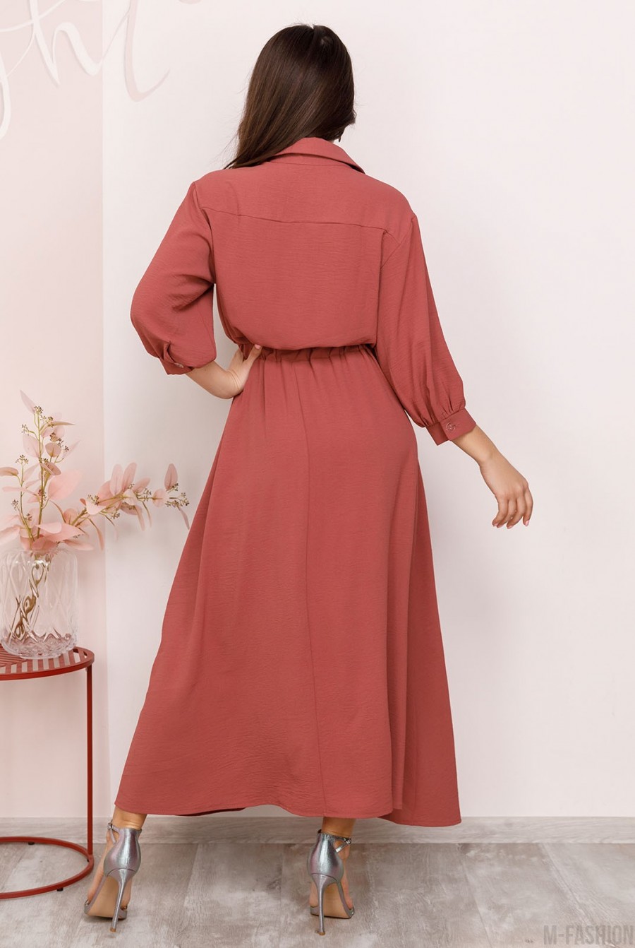Темно-розовое длинное платье-рубашка на пуговицах- Фото 3