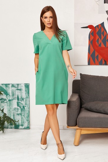 Зеленое платье с V-образной горловиной