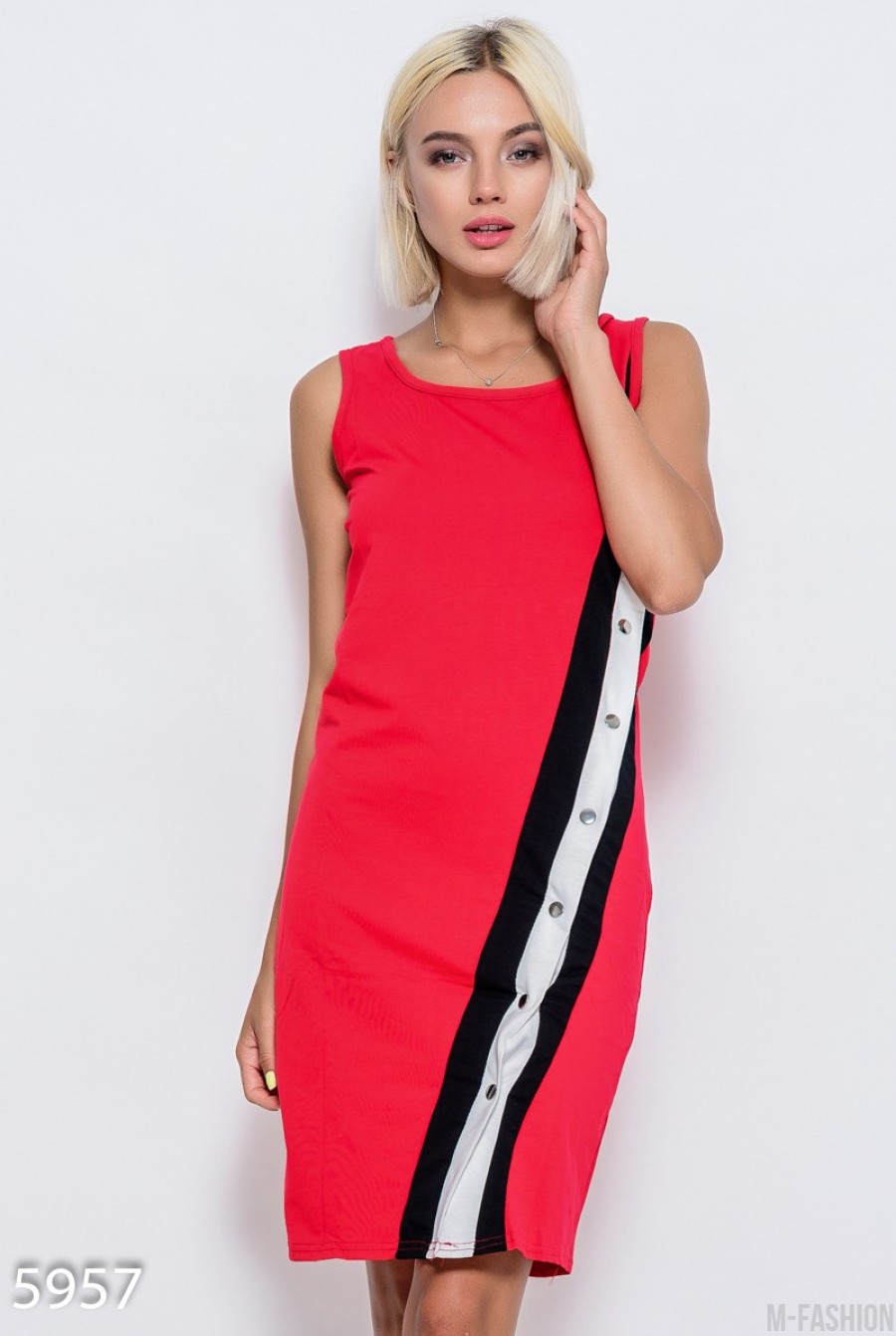 Красное обтягивающее платье по фигуре из эластично трикотажа с диагональным трехцветным декором с кнопками по всей длине - Фото 1