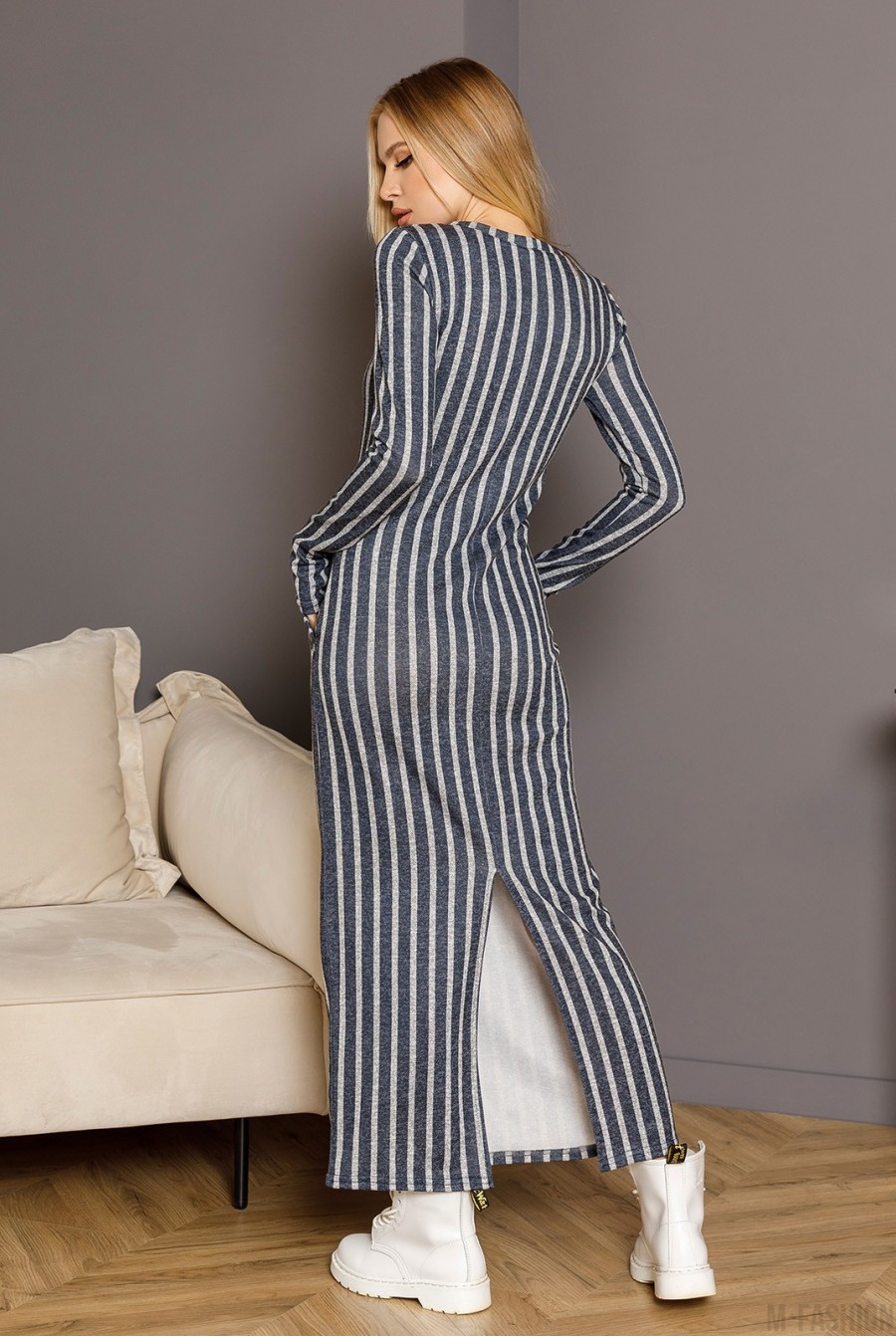 Серое ангоровое полосатое платье макси длины- Фото 3