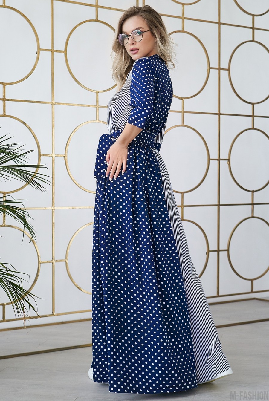 Синее длинное платье с комбинированным принтом- Фото 3