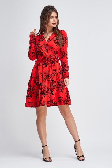 Красное принтованное платье с декольте на запах