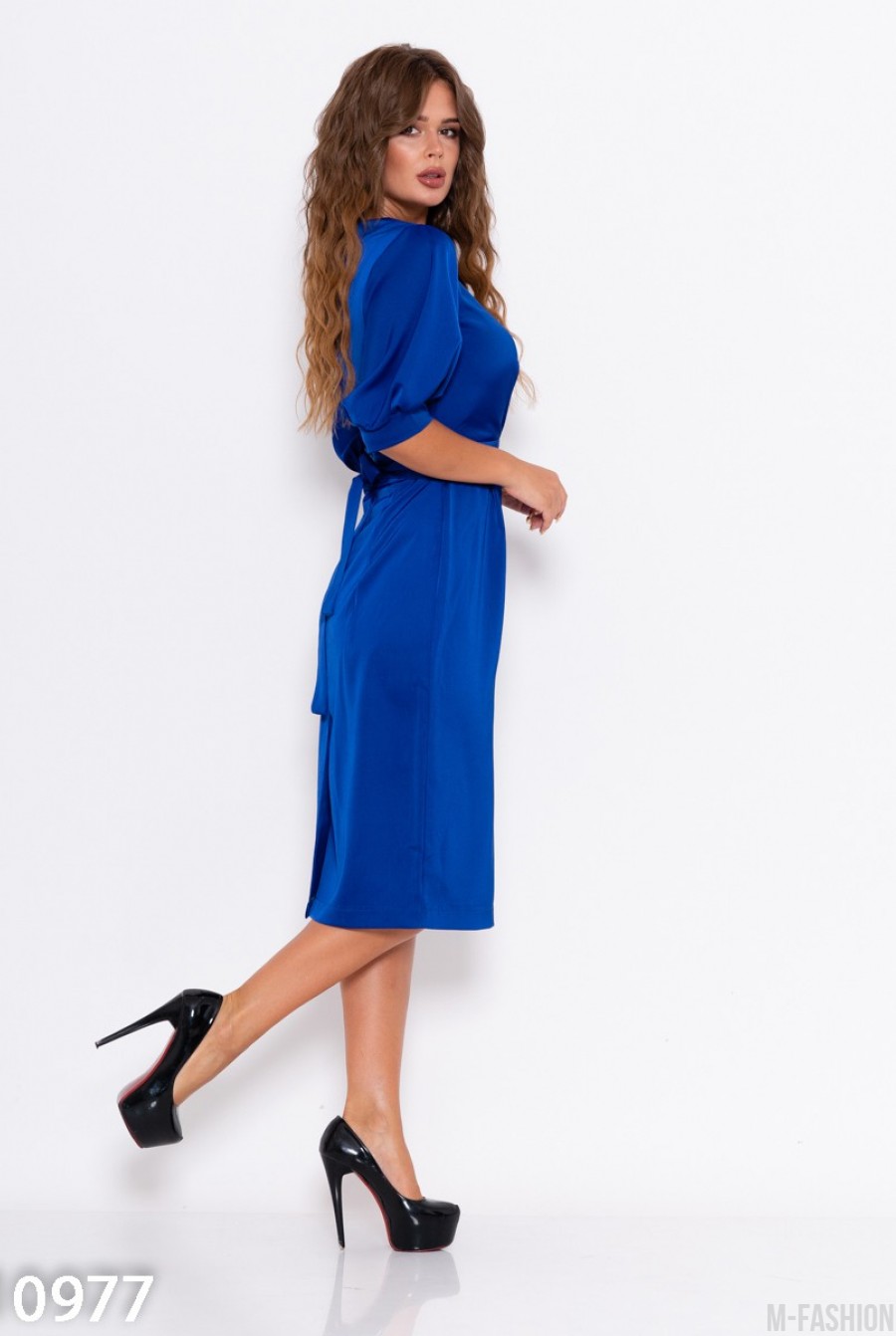 Синее приталенное платье с короткими рукавами- Фото 3