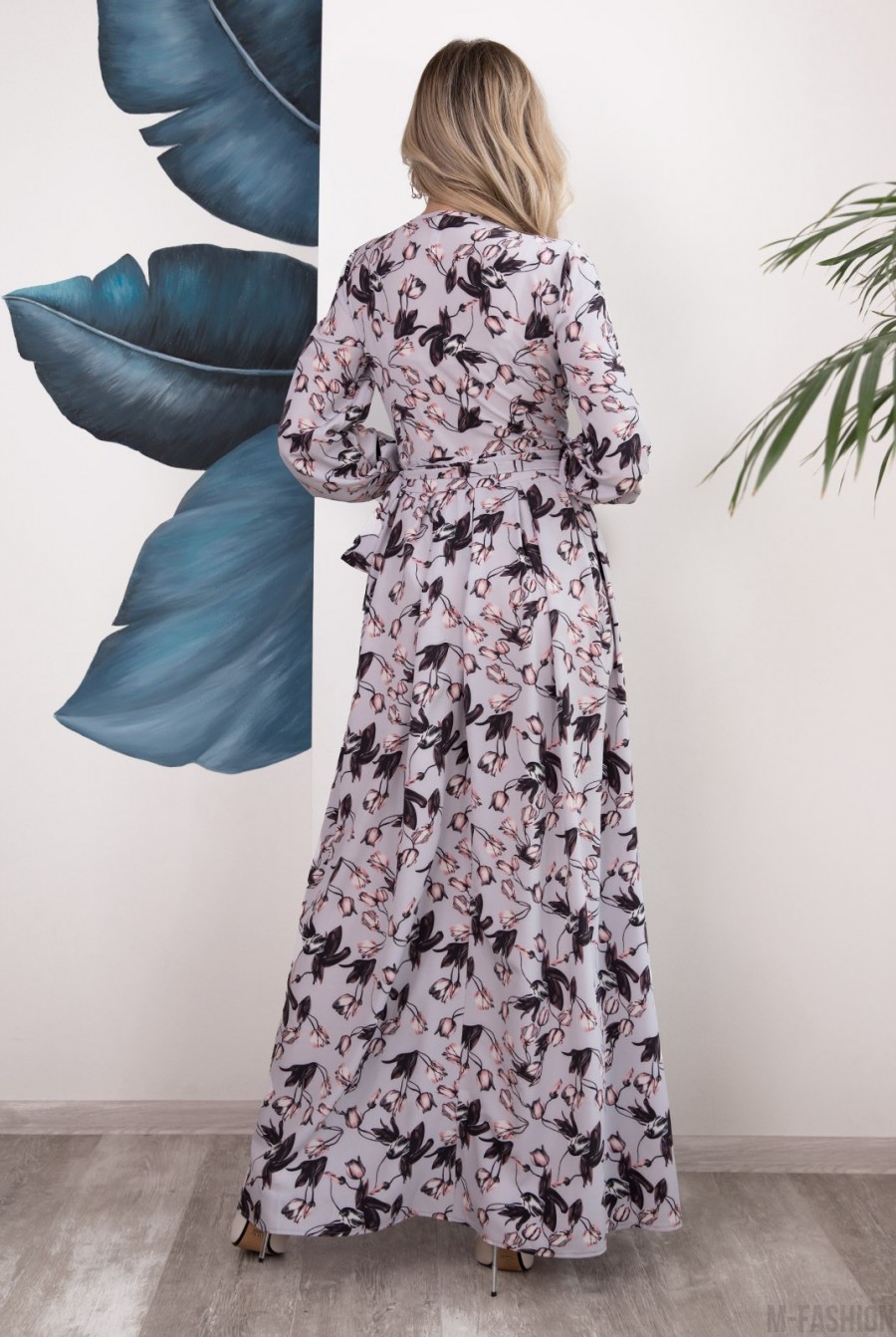 Серое принтованное платье-халат с длиной в пол- Фото 3