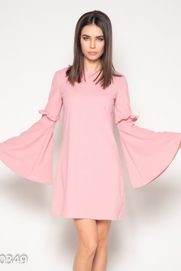 Розовое платье с расклешенными рукавами и рюшами