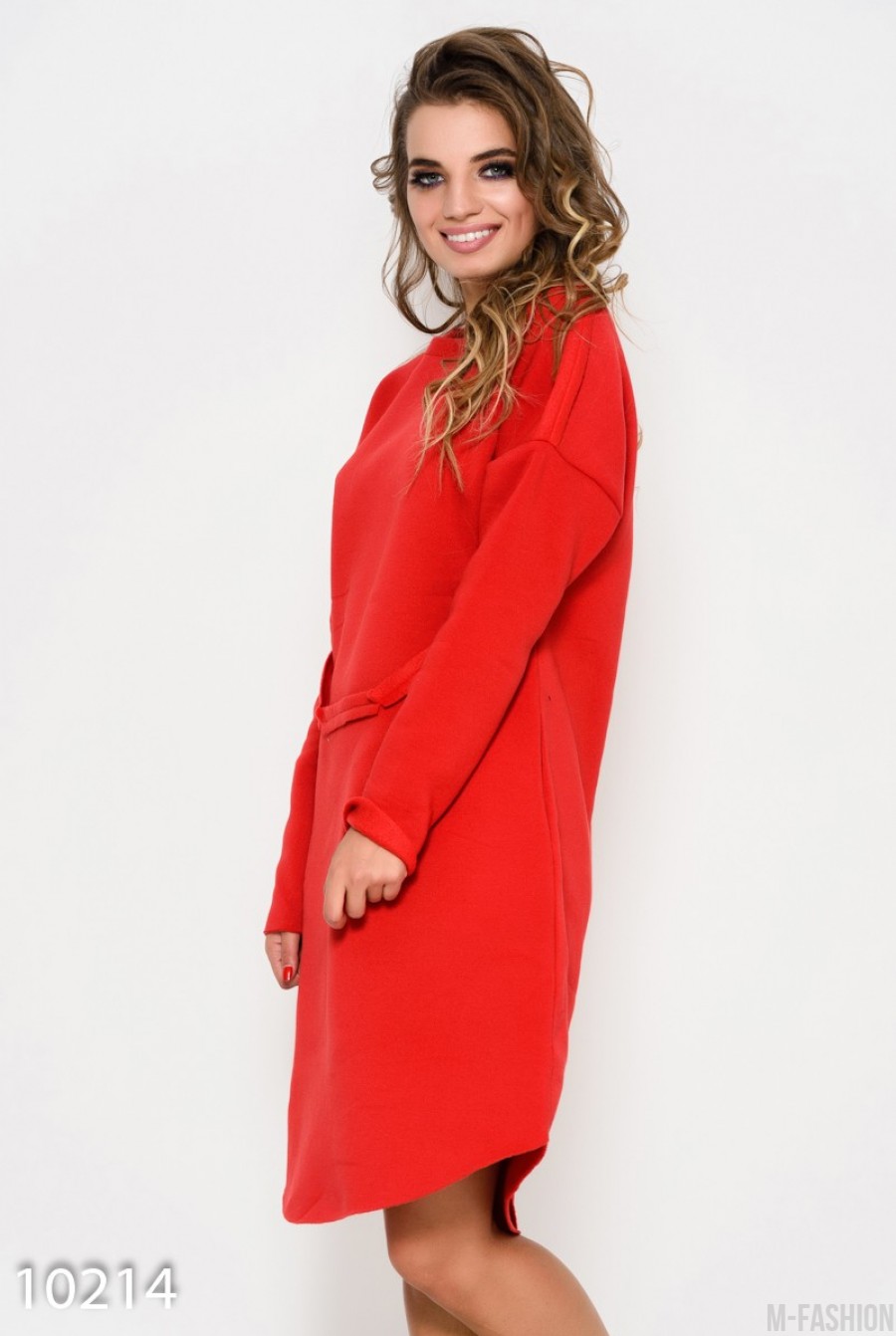 Красное утепленное свободное платье с длинными рукавами и швами наружу- Фото 4