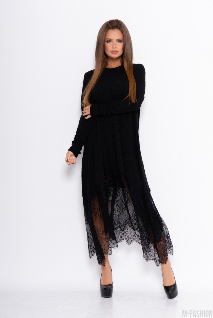 Черное фактурное свободное платье с кружевом - Фото 1