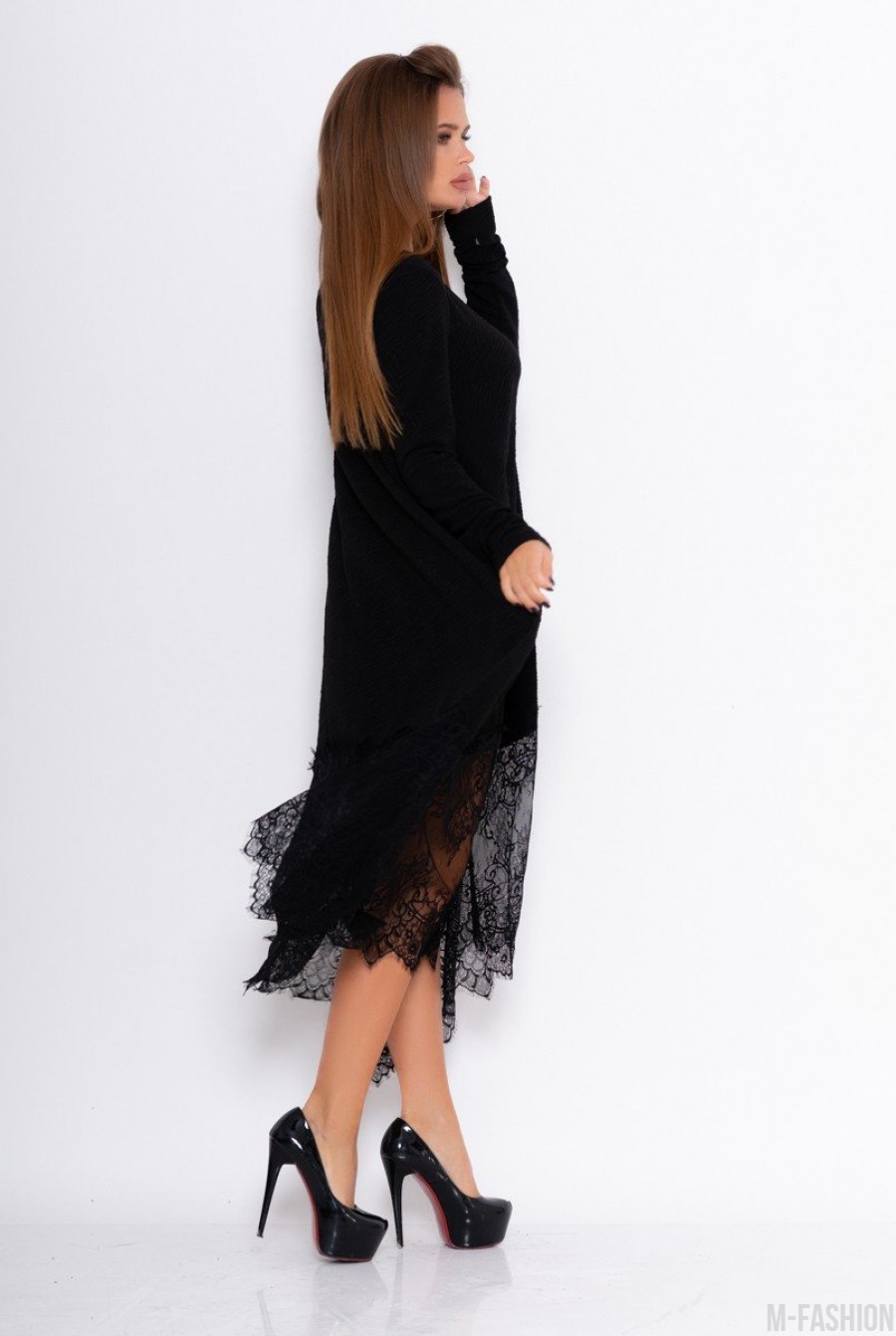 Черное фактурное свободное платье с кружевом- Фото 2