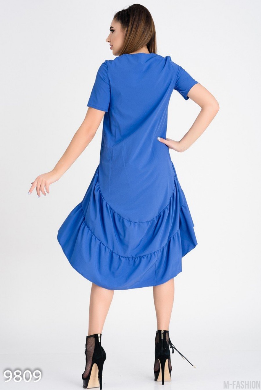 Синее летнее платье с короткими рукавами и присобранной асимметричной юбкой- Фото 4