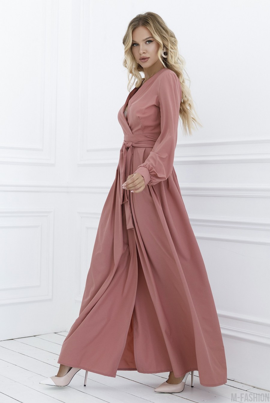 Розовое длинное платье кроя на запах- Фото 2