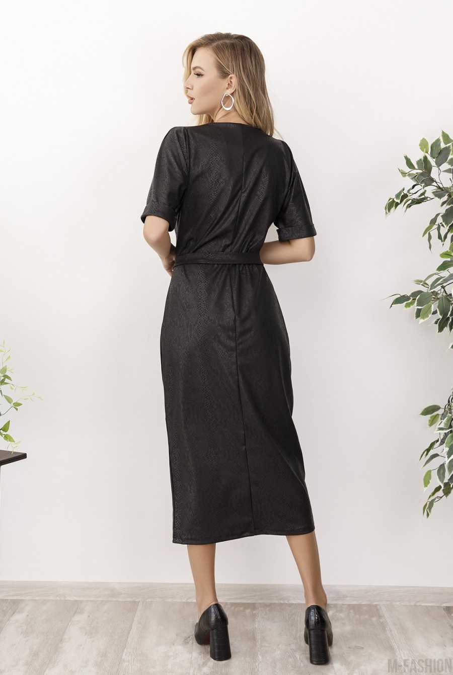 Черное фактурное платье с разрезом- Фото 3