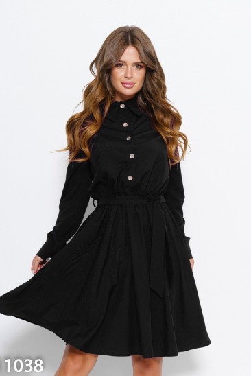 Черное приталенное платье с рубашечным кроем