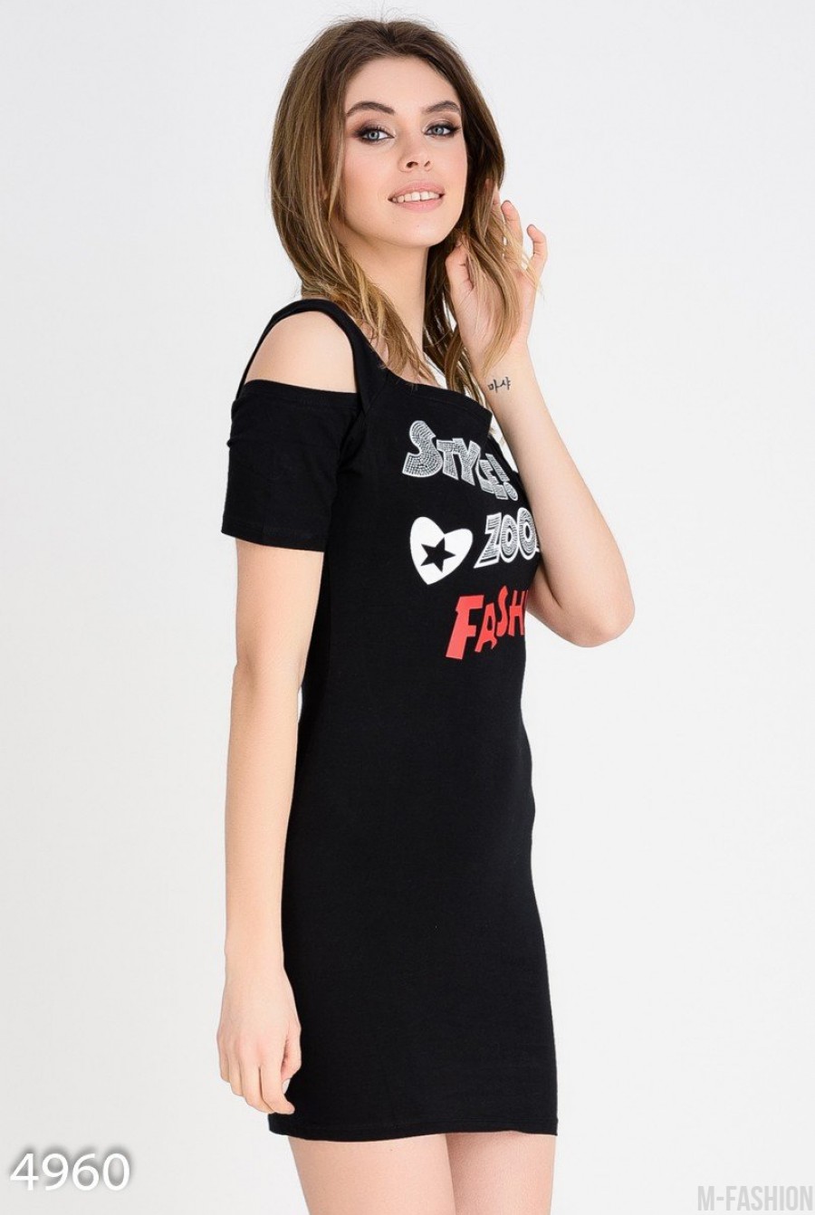 Черное короткое платье-футболка с вырезами на плечах и принтом- Фото 2