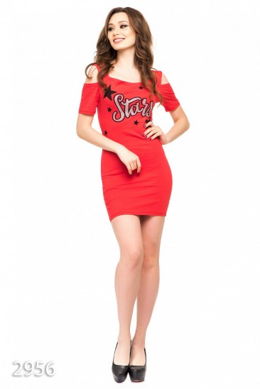 Красное платье-футболка с принтом и прорезями на плечах