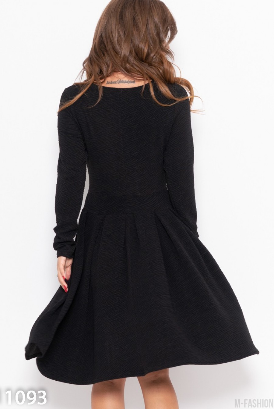Черное фактурное платье с длинными рукавами- Фото 5