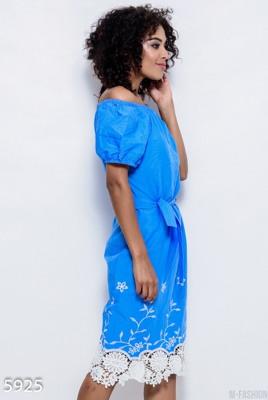 Голубое тонкое коттоновое платье с белой вышивкой и плотным кружевом по подолу- Фото 3