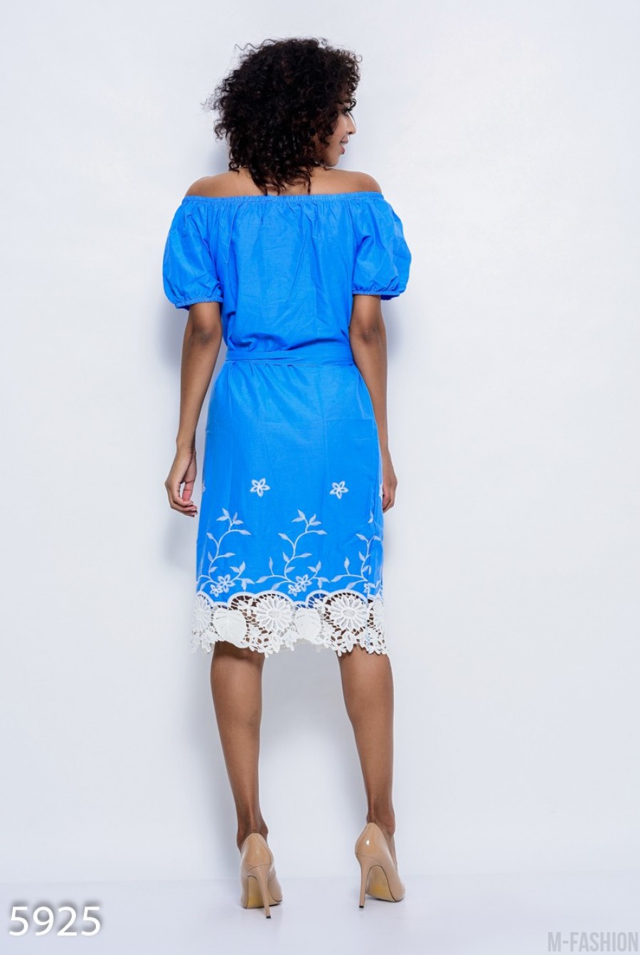 Голубое тонкое коттоновое платье с белой вышивкой и плотным кружевом по подолу- Фото 5