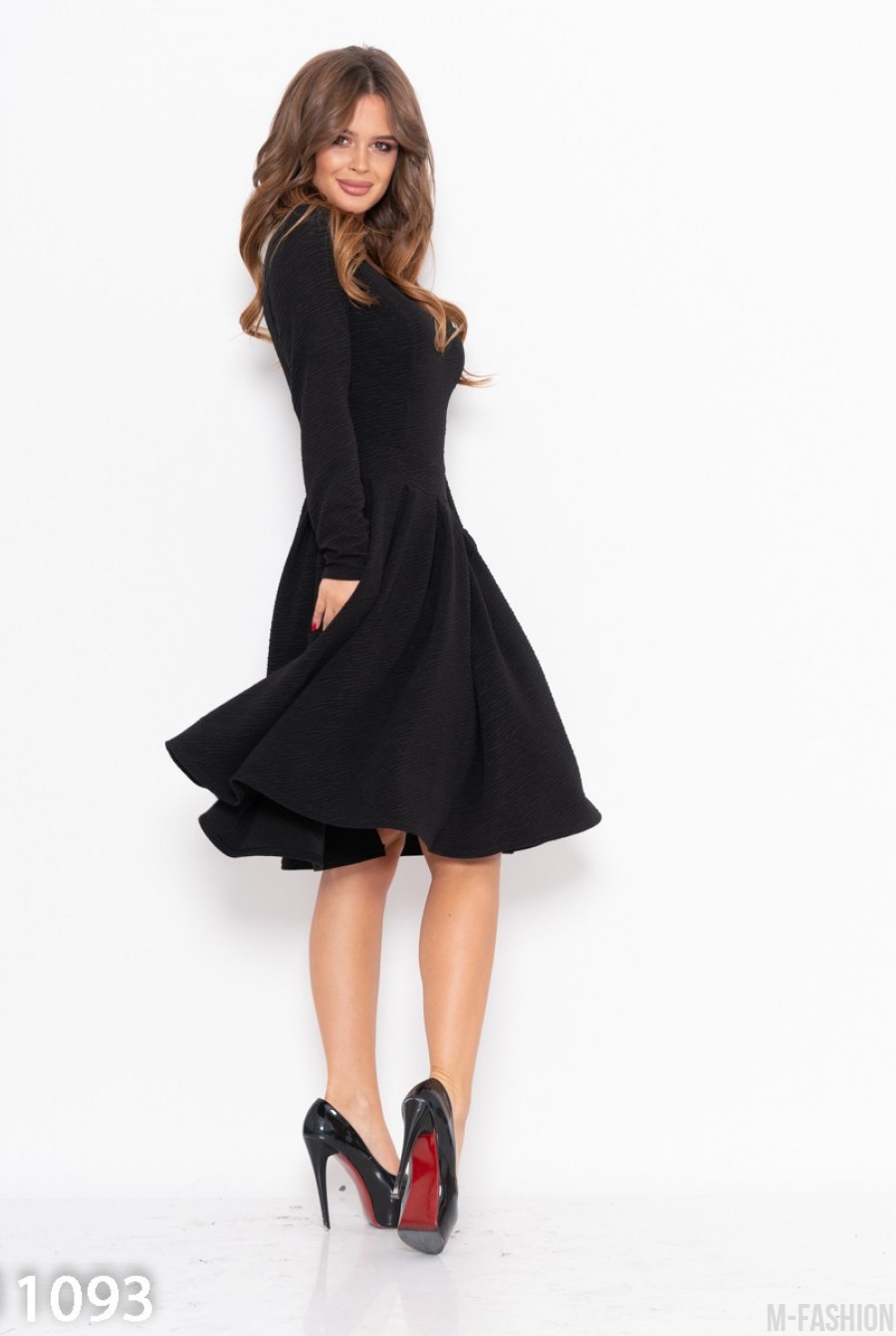 Черное фактурное платье с длинными рукавами- Фото 3