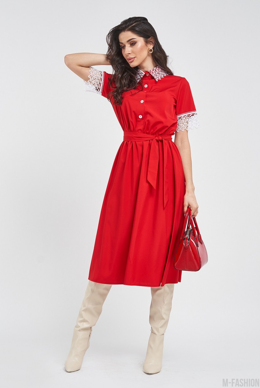 Красное приталенное платье с кружевом - Фото 1
