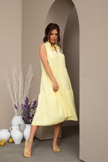 Желтое свободное платье-трапеция без рукавов