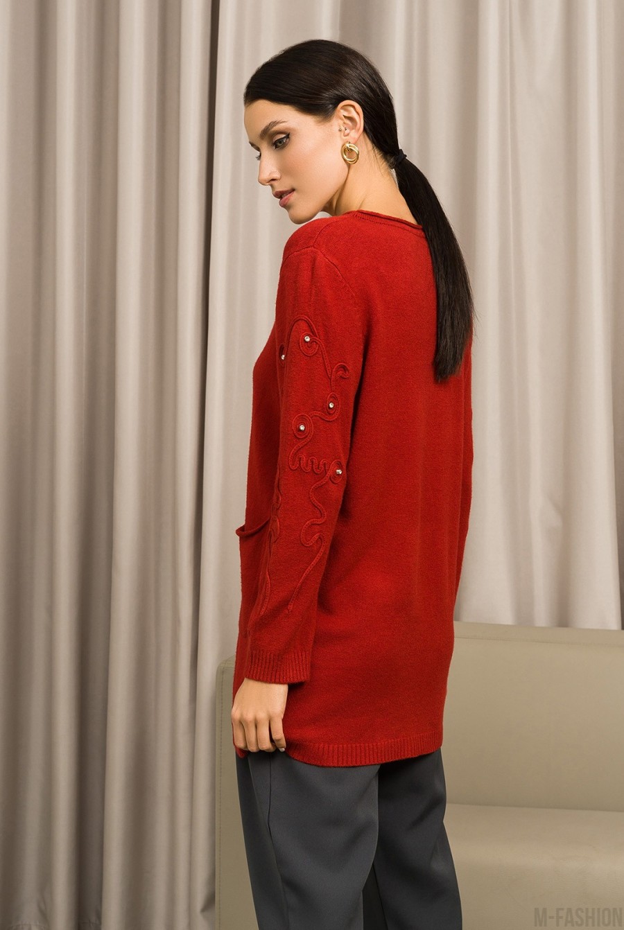 Красный шерстяной свитер с декором на рукавах- Фото 2
