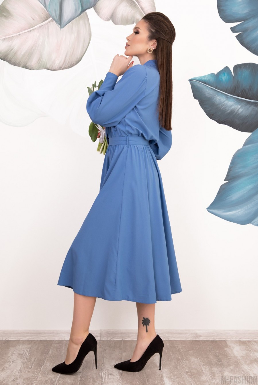 Голубое приталенное миди платье с воротником-бантом- Фото 2