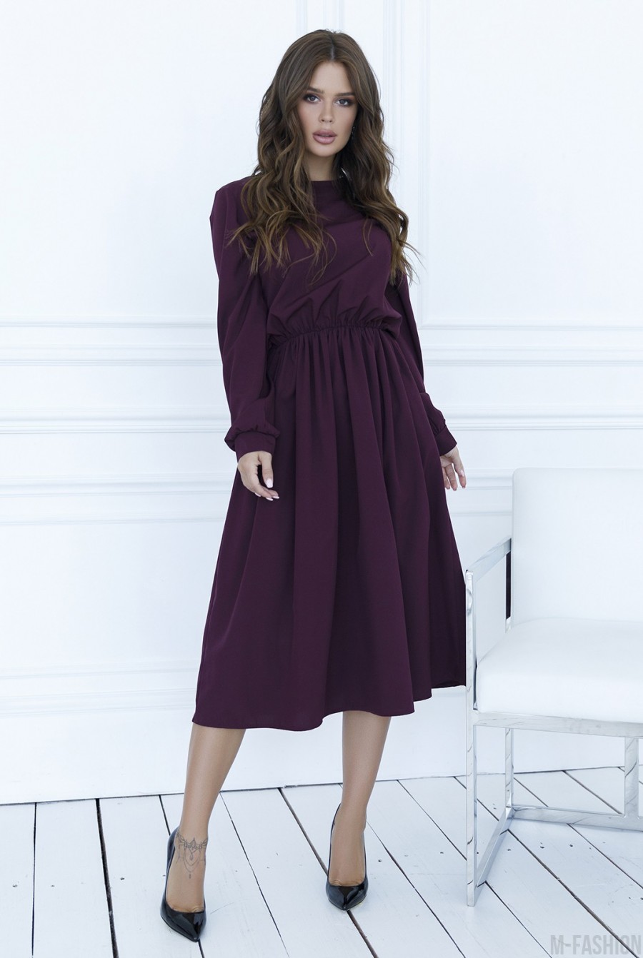 Бордовое приталенное платье с длинными рукавами - Фото 1